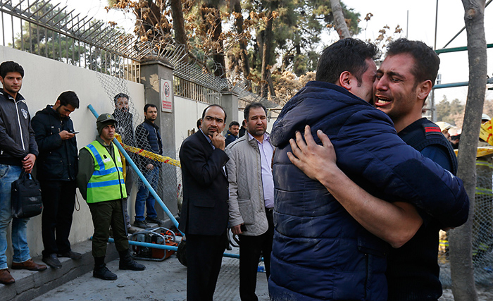 (تصاویر) ازدحام در اطراف ساختمان پلاسکو